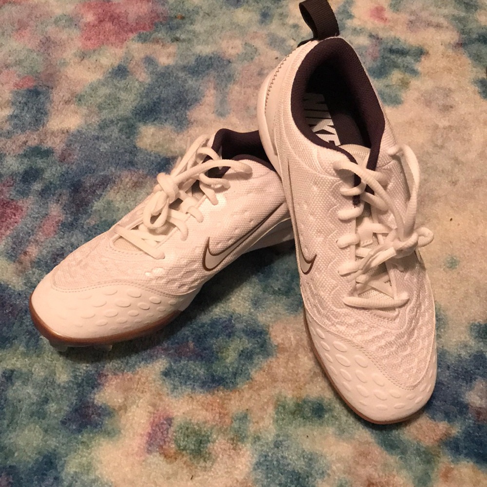 NWOT!!  BRAND NEW Nike metal softball cleats